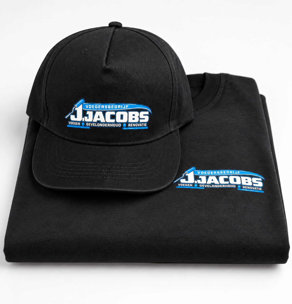 Zwarte pet en shirt met bedrijfslogo van voegersbedrijf J. Jacobs — bedrukt werk van Color & Brush