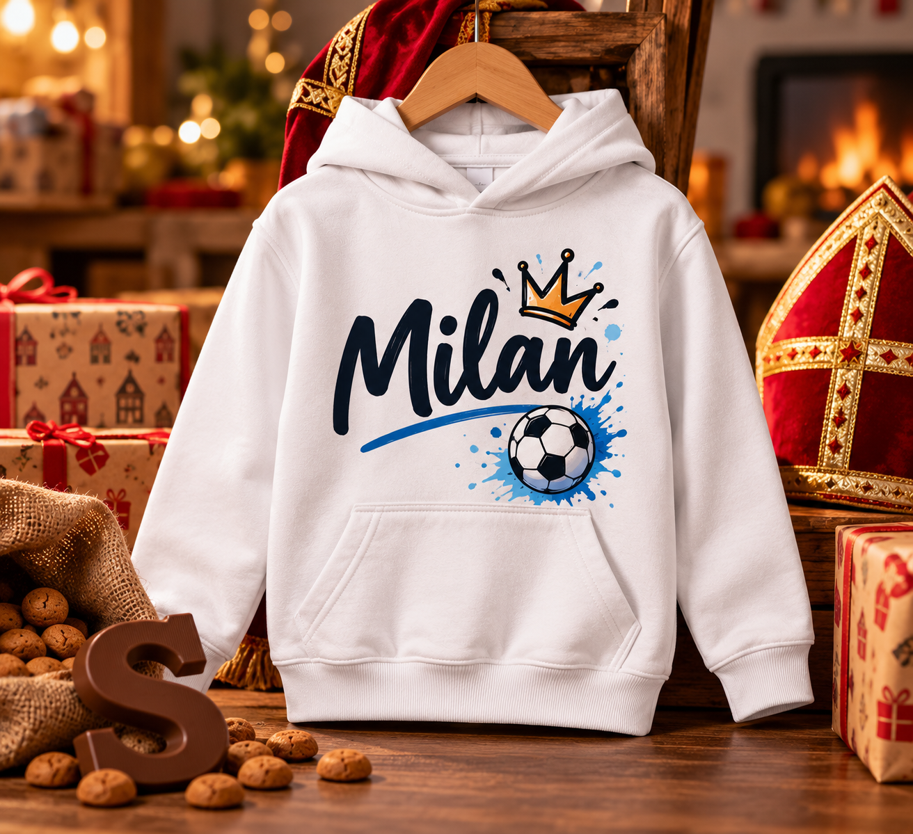 Witte kinderhoodie met de naam Milan, een kroontje en een voetbal in Sinterklaassfeer