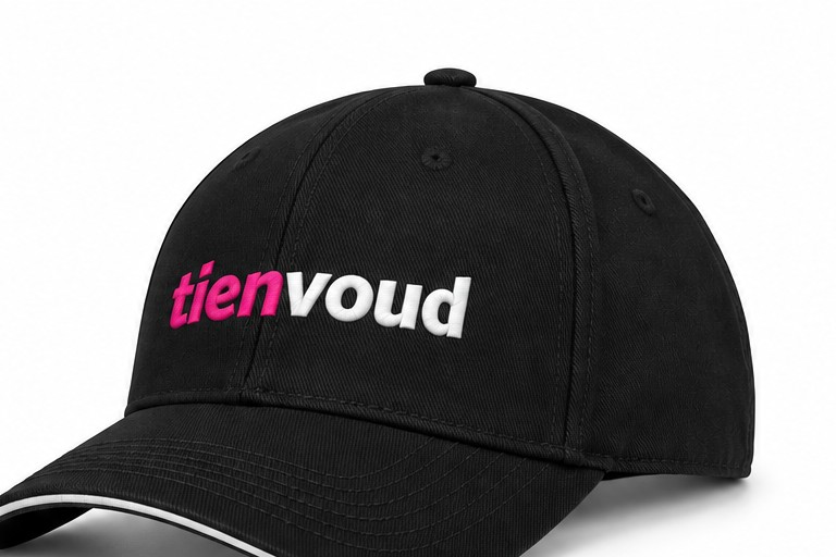 Zwarte pet met Tienvoud-logo — bedrukt werk van Color & Brush